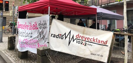 Unterstützer des Senders haben nahe dem Karlsruher Landgericht e...